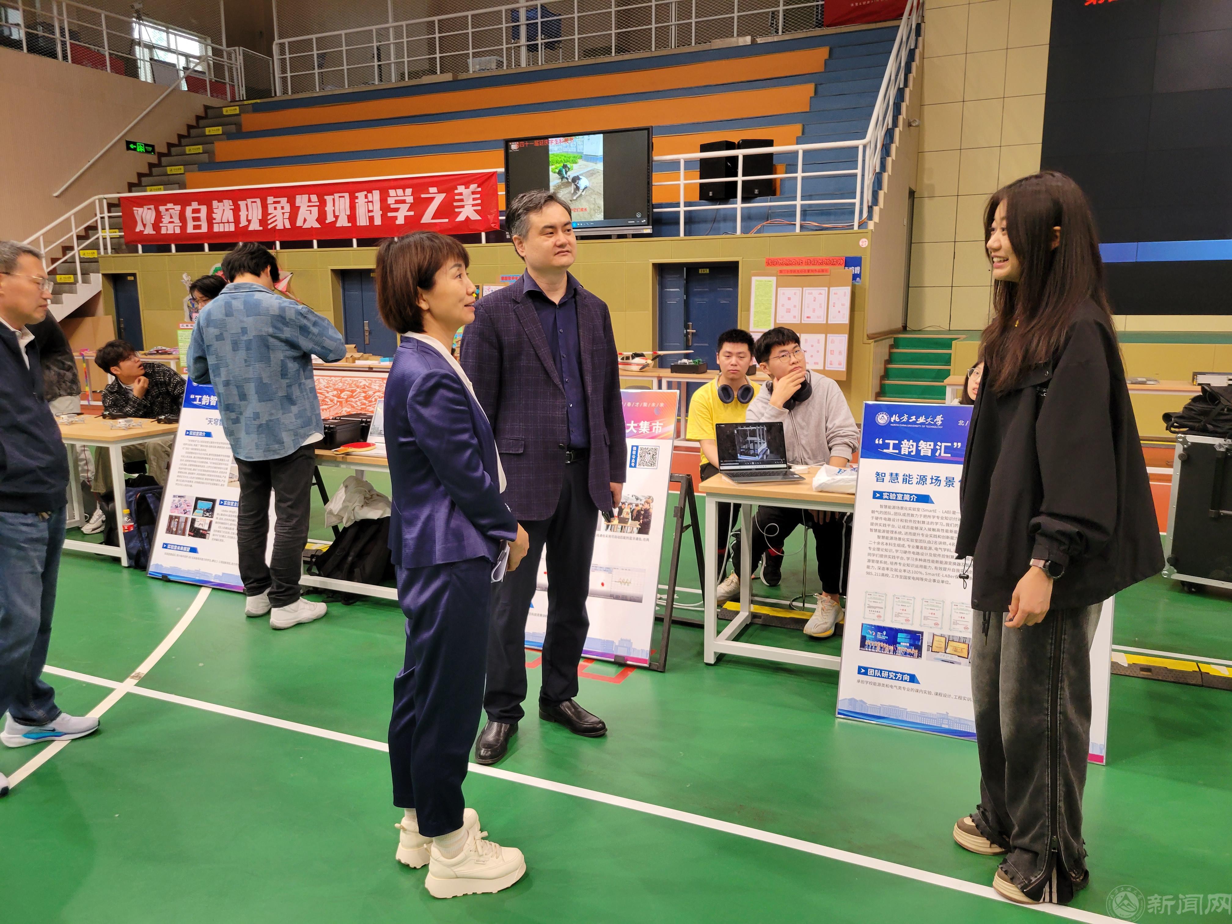 延慶區委教育工委書記張樹清參觀展覽并勉勵我校科創團隊學生.jpg 延慶區委教育工委書記張樹清參觀展覽并勉勵我校科創團隊學生.jpg